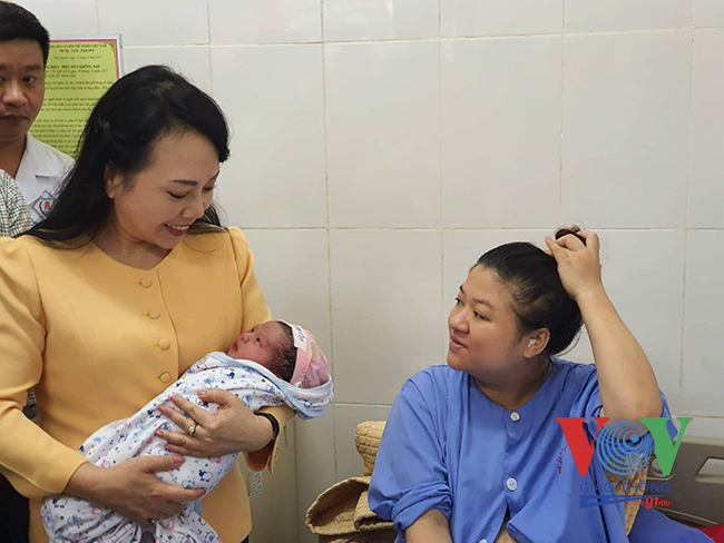 Ảnh 4 Bộ trưởng Kim Tiến thăm mẹ con một sản phụ mới sinh ở Bệnh viện A Thái Nguyên