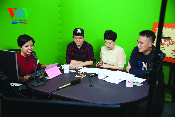 Ông Trang Công Tiến - Giám đốc kênh VOV Giao thông giới thiệu hoạt động của Kênh với các vị khách quốc tế