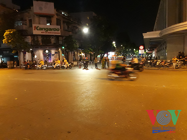 Các tuyến phố trung tâm thủ đô Hà Nội như thường lệ lại đông nghịt. 