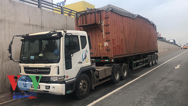 Chiếc xe container chở  phế liệu quá tải gây họa tai hầm chui ngã tư Vũng Tàu