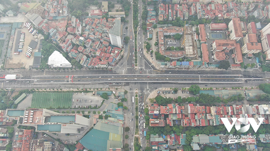Sau 10 tháng thi công, cầu vượt Nguyễn Văn Huyên - Hoàng Quốc Việt đã chính thức thông xe.