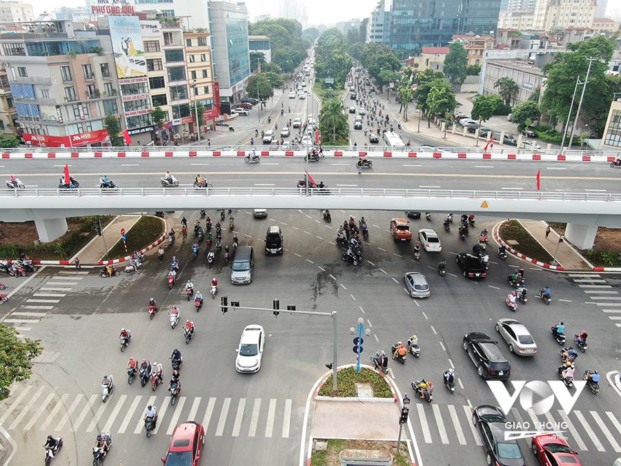 Với tổng mức đầu tư 560 tỷ đồng, tổng chiều dài 278 m, rộng 16m cầu vượt Nguyễn Văn Huyên - Hoàng Quốc Việt được thực hiện theo quy hoạch đường vành đai 2.5. Trong đó, 4 làn xe cơ giới trên cầu và 6 làn xe cơ giới, hỗn hợp dưới đường.