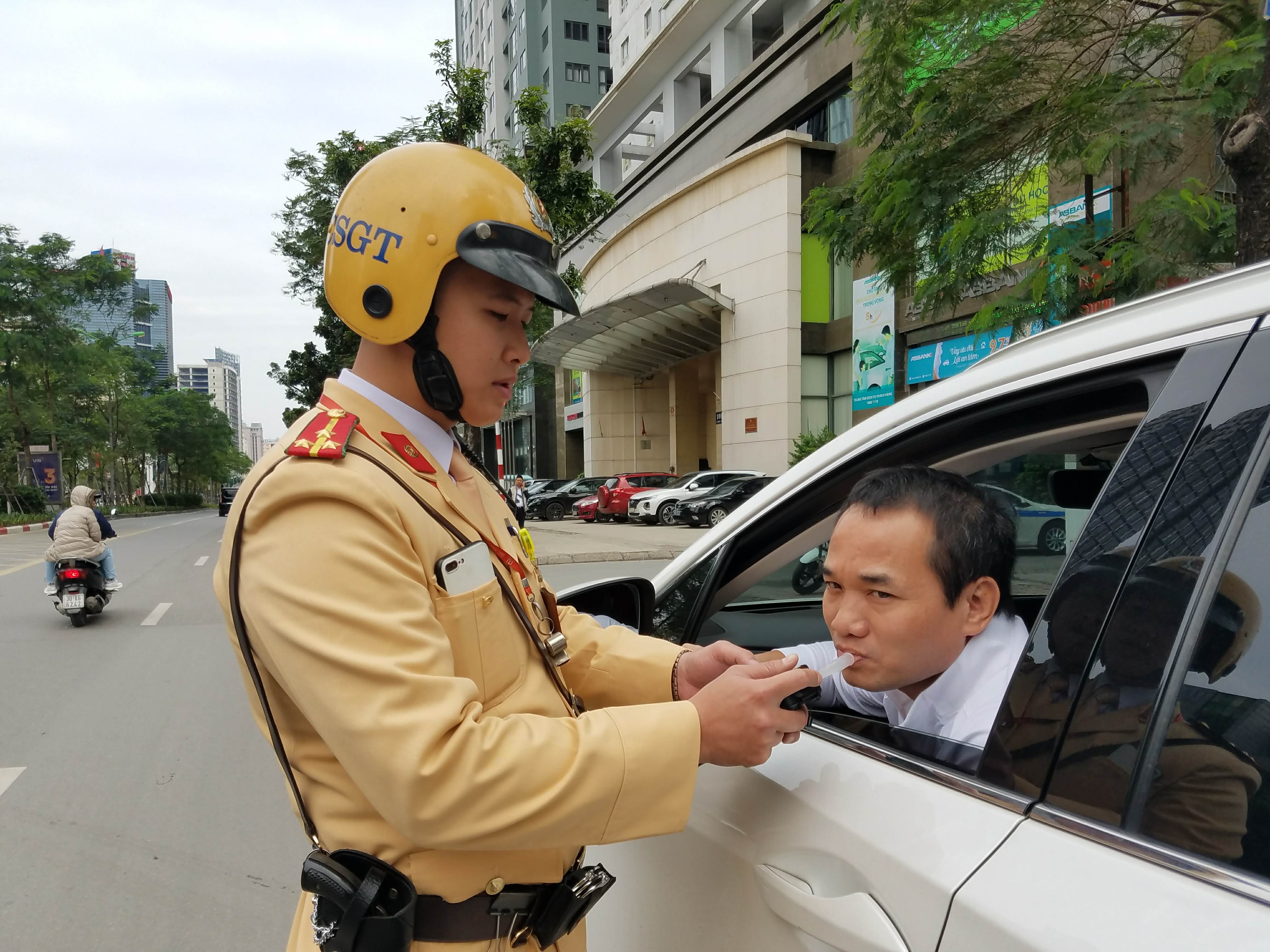 Cùng ngày, tổ công tác của đội CSGT số 3, Phòng CSGT – Công an TP Hà Nội cũng đã tiến hành kiểm tra nồng độ cồn đối với các phương tiện trên đường Láng Hạ, đoạn gần ngã giao phố Thái Thịnh, quận Đống Đa.  