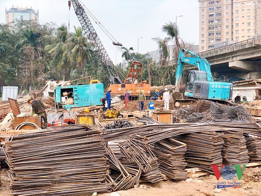 Các nguyên vật liệu thi công trong công trình cầu đường vượt hồ Linh Đàm