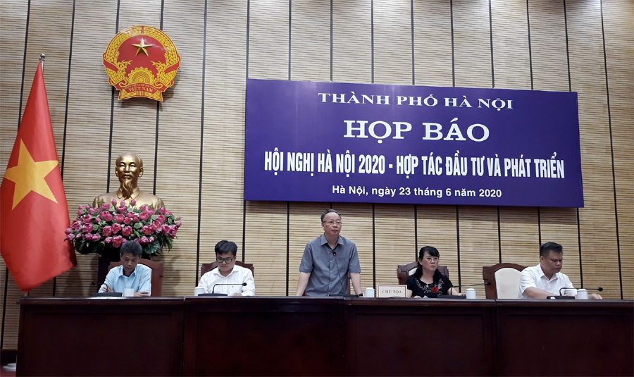 Phó Chủ tịch UBND TP Hà Nội Nguyễn Văn Sửu phát biểu tại buổi họp báo.