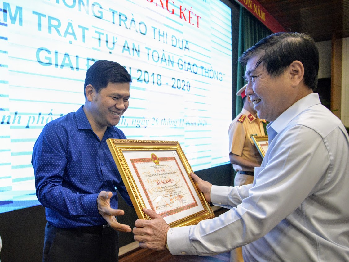 Ông Bùi Trọng Điển – Phó Giám đốc kênh VOVGT nhận quyết định khen thưởng của Thành phố.