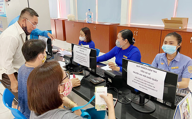  Người dân làm thủ tục mua vé tàu Tết Tân Sửu 2021
