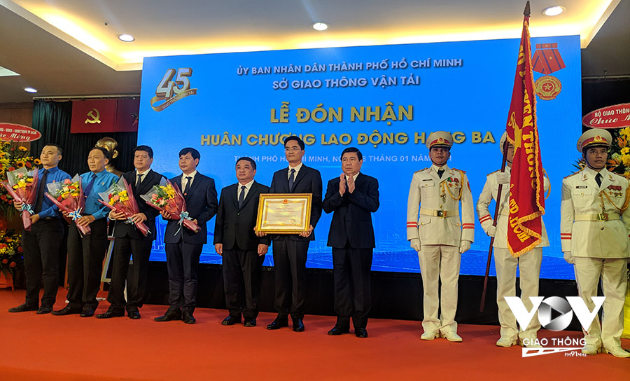  Đồng chí Nguyễn Thành Phong - chủ tịch UBND TPHCM trao Huân chương Lao Động Hạng Ba cho ông Trần Quang Lâm - giám đốc Sở GTVT TPHCM