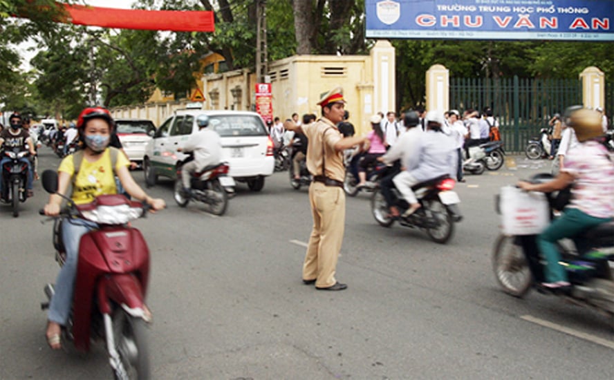 Ùn tắc giao thông tại các khu vực cổng trường học nhiều năm nay đã trở thành một vấn đề nan giải của Hà Nội cũng như nhiều đô thị lớn khác.