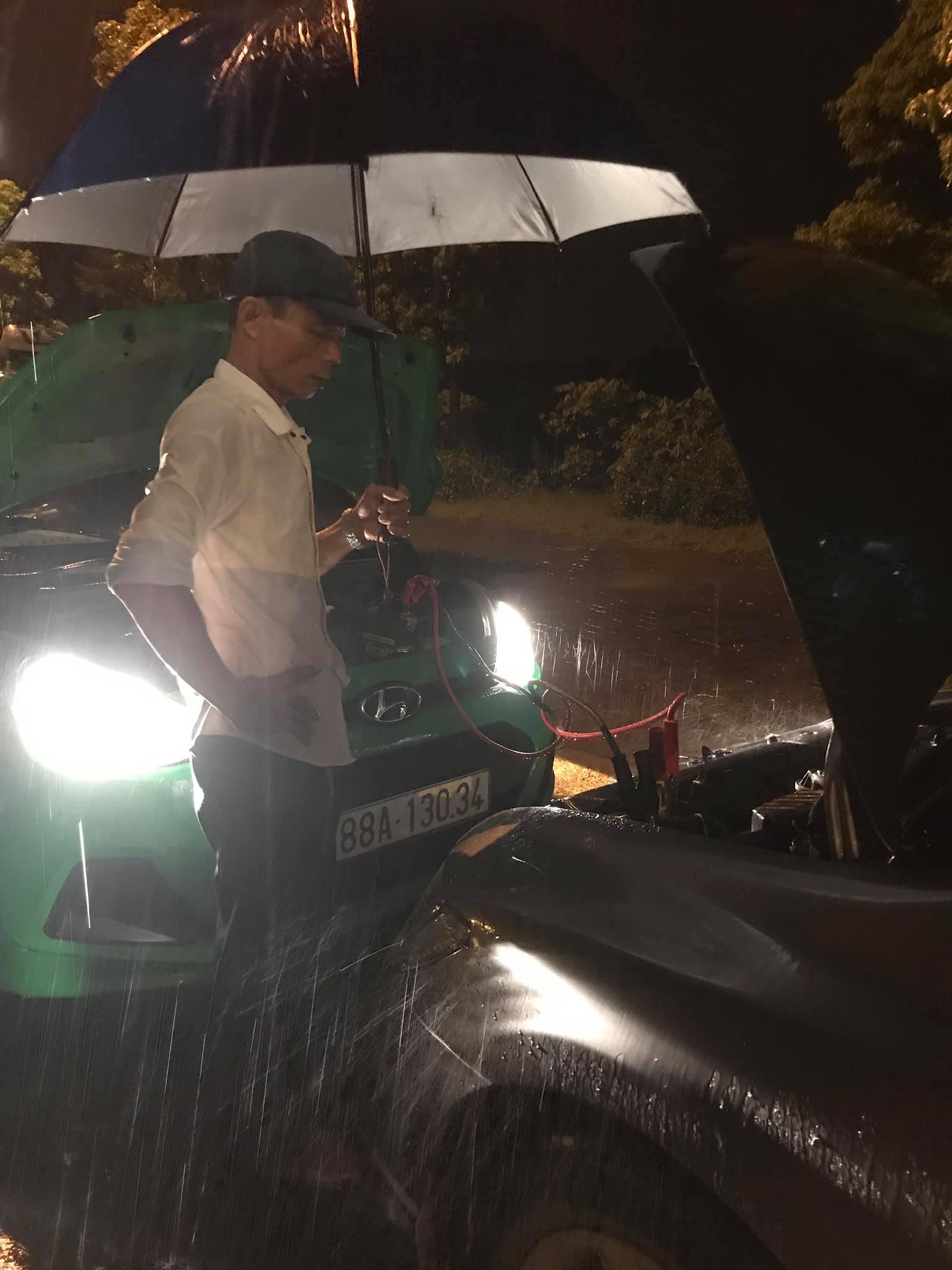Người lái xe trong đêm không ngần ngại giúp chiếc xe gặp sự cố trong đêm mưa