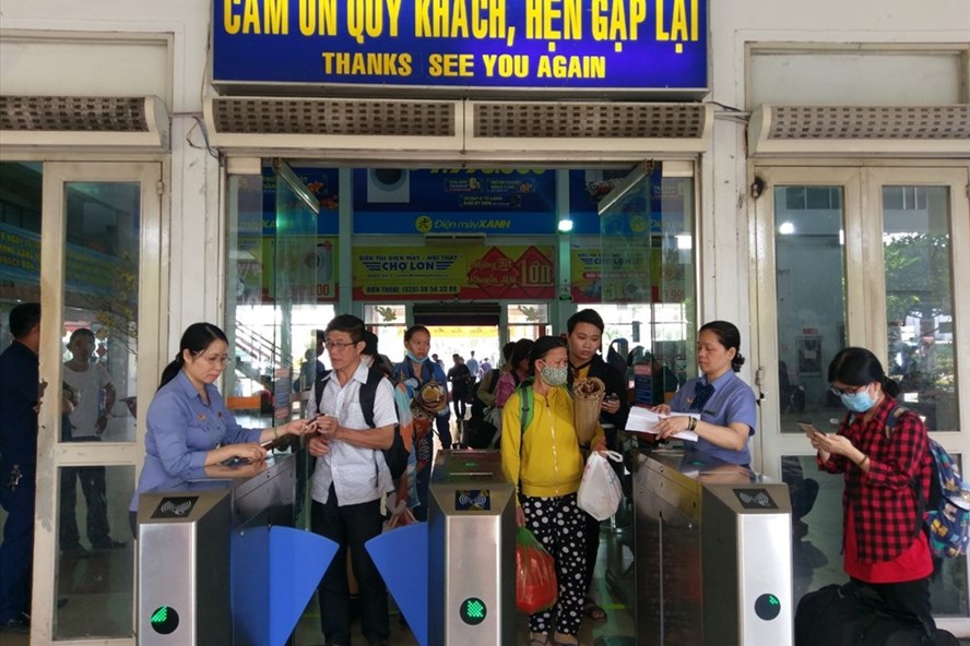 Hành khách qua cổng kiểm soát vé ở ga Sài Gòn sáng ngày 14.1