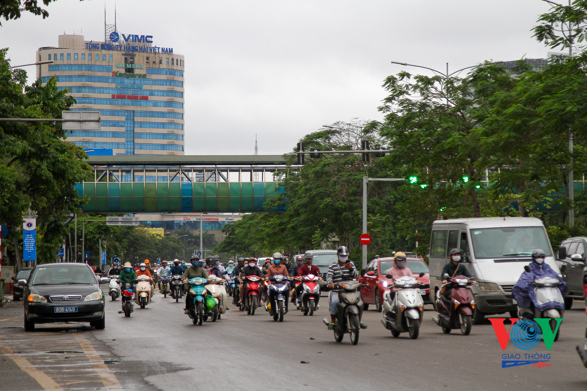 sau nới lỏng giãn cách xã hội, hoạt động giao thông tại Hà Nội nhộn nhịp trở lại.
