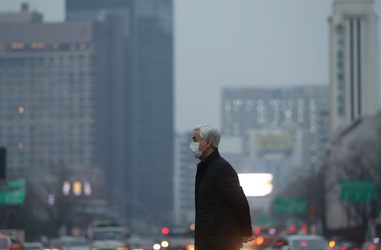 Một người đeo mặt nạ phòng bụi PM 2.5 tại Seoul. Ảnh: Straitstime