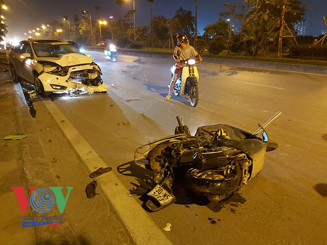 Hà Nội: ô tô con tông nát xe máy, húc đổ cột đèn, 1 người thương nặng