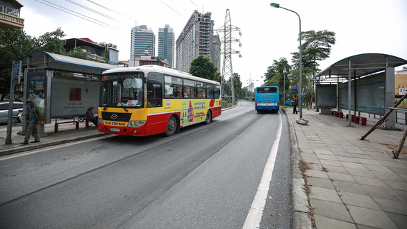 Xe buýt ở làn đường dành riêng cho xe buýt trên đường Yên Phụ, Hà Nội 