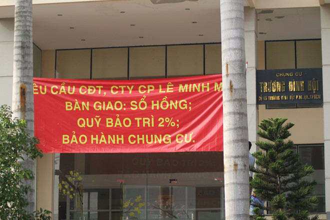 Cư dân chung cư Trương Đình Hội (Q.8, TP.HCM) treo băng rôn phản đối chủ đầu tư
