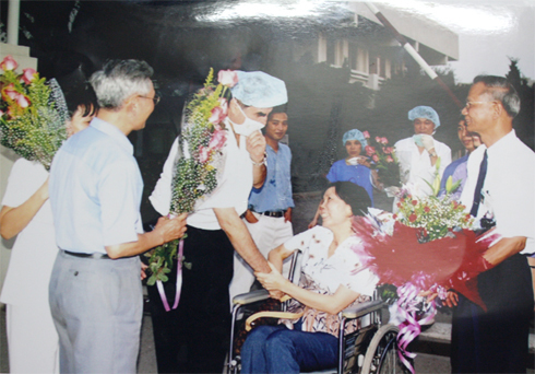  Y tá Nguyễn Thị Mến nhận hoa chúc mừng hồi phục sau khi nhiễm Sars.