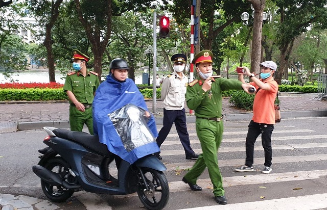 Công an quận Hoàn Kiếm xử lý người dân không đeo khẩu trang trên địa bàn. Ảnh: Thanh Hải