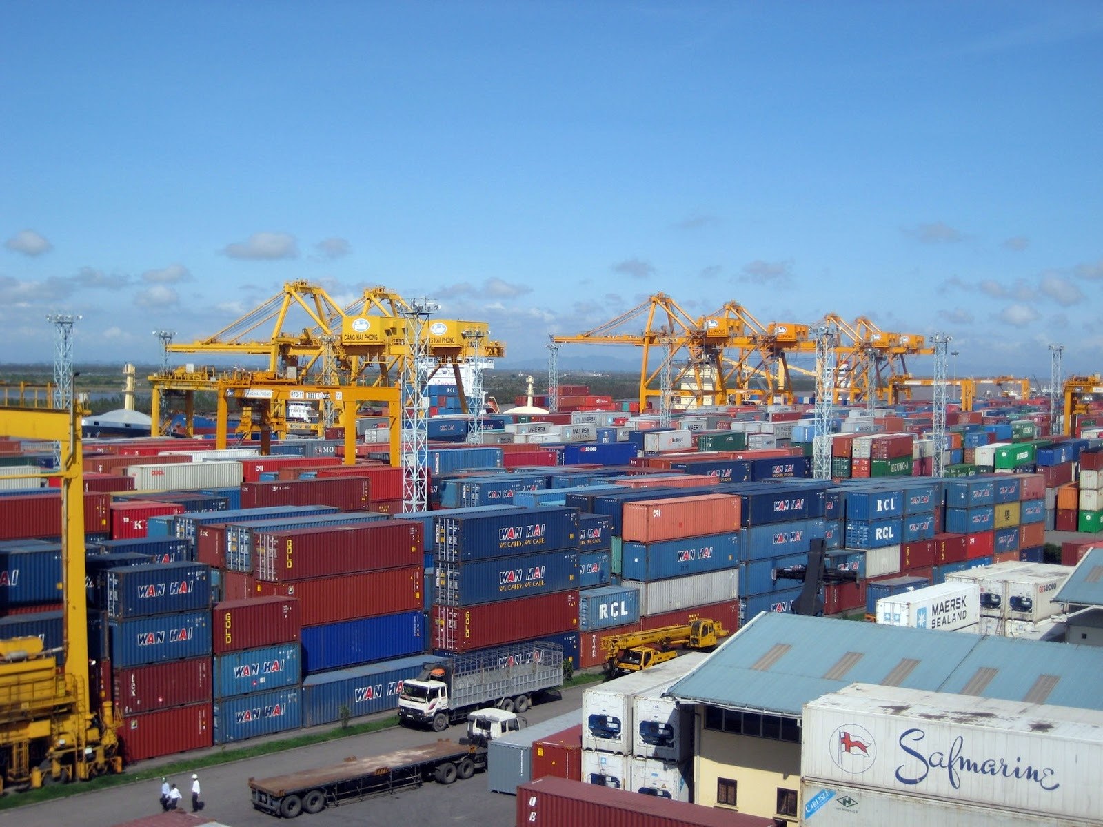 Tình trạng container ùn ứ ở cảng Cát Lái có thể khiến giá cả hàng hóa gia tăng. 