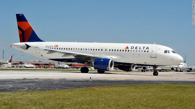 phi công Gabriel Schroede của hãng Delta Airlines bị bắt giữ ngay tại buồng lái trước khi cất cánh