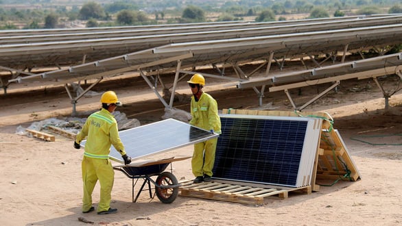 Công nhân thi công lắp đặt tại một dự án điện mặt trời ở tỉnh Ninh Thuận - Ảnh: NGỌC HIỂN