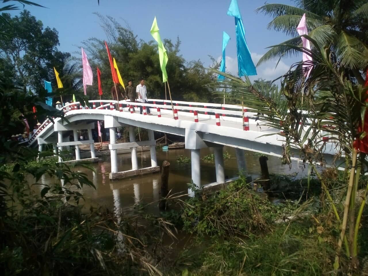 Những cây cầu bê tông do đội xây cầu từ thiện của Sư Công Danh xây dựng