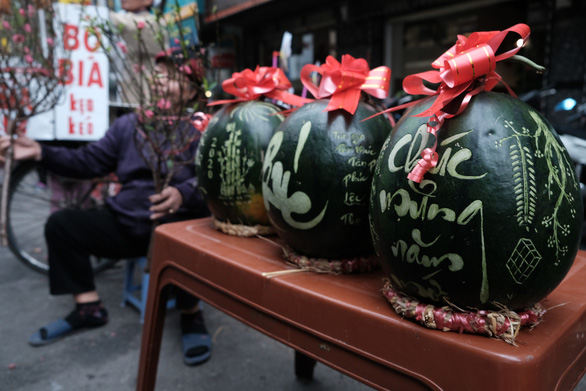 Những quả dưa hấu khắc chữ đa dạng, tỉ mỉ được bán với giá 300.000 đồng tại chợ Hàng Lược