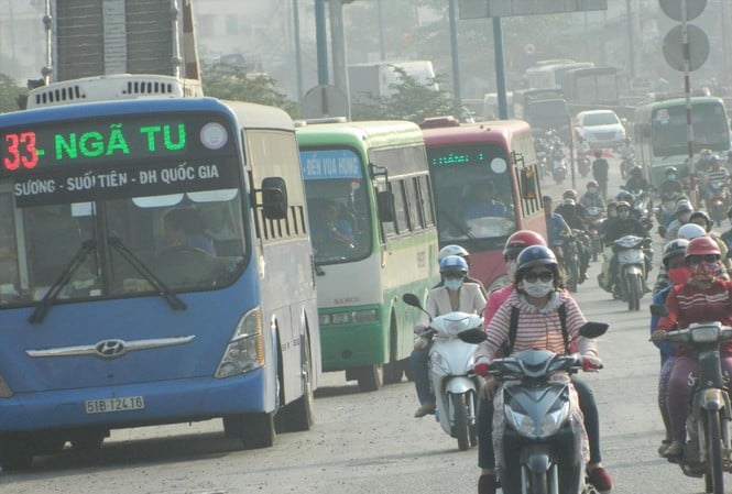 Xe buýt lớn khi lưu thông có thể tạo ra những “bức tường di động” gây cản trở giao thông. Ảnh: H.T