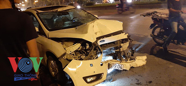 Hà Nội: ô tô con tông nát xe máy, húc đổ cột đèn, 1 người thương nặng