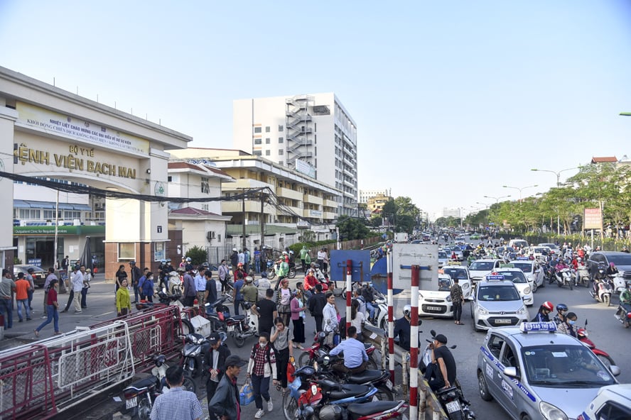 khó khăn về giao thông trước cổng bệnh viện Bạch Mai