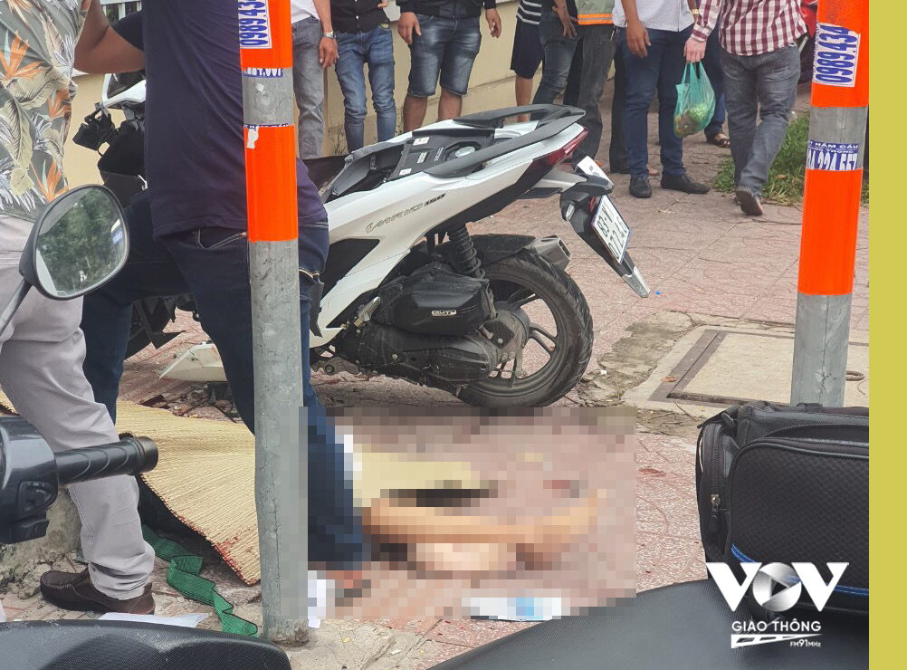 Hiện trường vụ tai nạn giao thông trên đường Lê Văn Việt sáng sớm nay