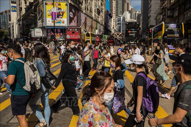 Người dân đeo khẩu trang phòng lây nhiễm dịch COVID-19 trên đường phố tại Hong Kong, Trung Quốc ngày 1/5/2020. Ảnh: AFP/TTXVN