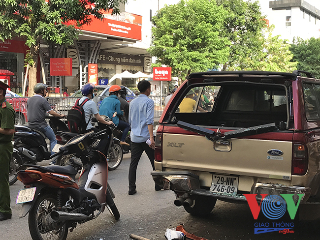 Hà Nội: Nam học sinh nhập viện sau cú tông vào xe ô tô
