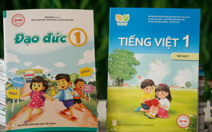 Bìa cuốn Tiếng Việt 1 Tập một bộ "Kết nối tri thức với cuộc sống" (phải). Ảnh: 