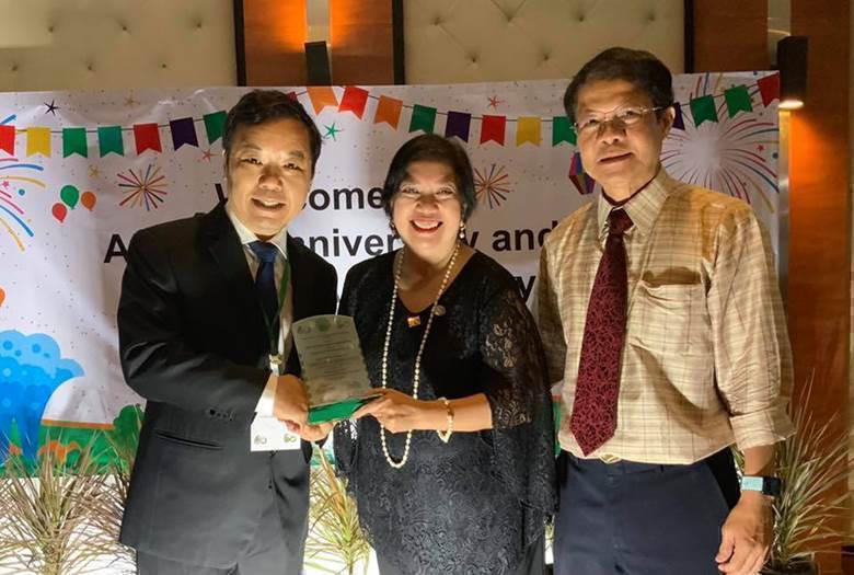 Ông Nguyễn Văn Phước (ngoài cùng bên trái) nhận giải thưởng “Cống hiến Vì Cộng Đồng - Distinguished Dedication Award 2019”.