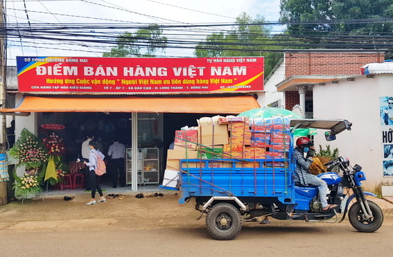 Điểm bán hàng với tên gọi Tự hào hàng Việt Nam mới được khai trương tại xã Bàu Cạn (H.Long Thành)