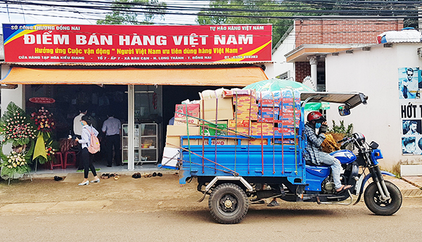 Điểm bán hàng Tự hào hàng Việt Nam mới được khai trương tại xã Bàu Cạn (H.Long Thành). Ảnh: Hải Quân