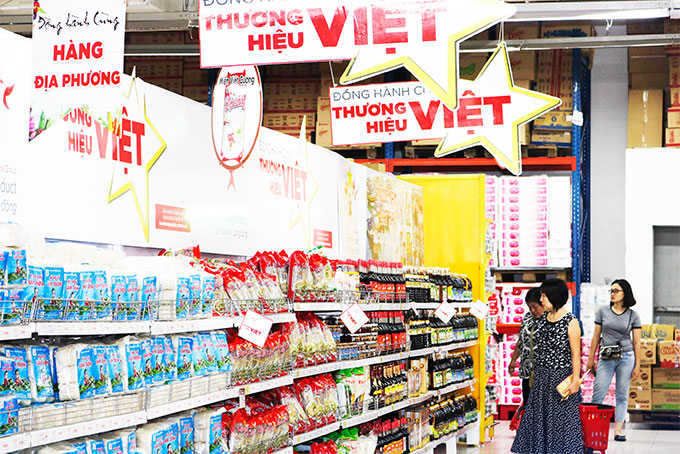 Người dân tìm đến siêu thị Co.opmart để mua hàng Việt - Ảnh: QUANG ĐỊNH