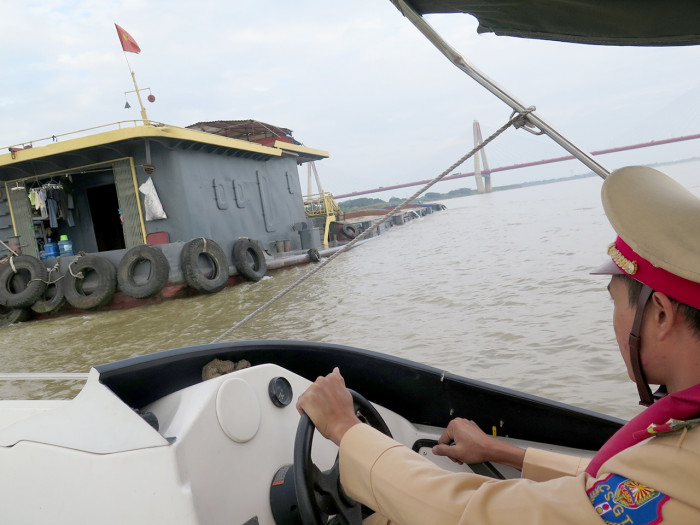 CSGT tuần tra kiểm soát, xử lý vi phạm giao thông đường thủy trên tuyến sông Hồng