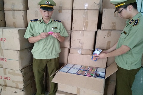 Lực lượng QLTT Lào Cai kiểm đếm hàng hóa vi phạm.