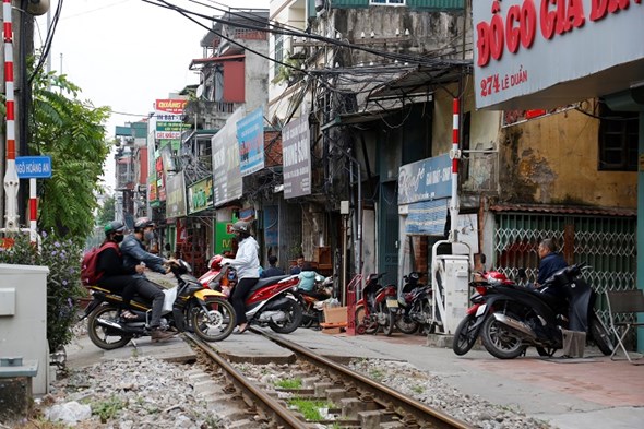Lối đi tự mở qua đường sắt trên phố Lê Duẩn.