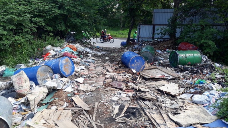 12 thùng phi chất thải công nghiệp,chất thải độc hại được phát hiện sáng 2/9 trên Đại lộ Thăng Long