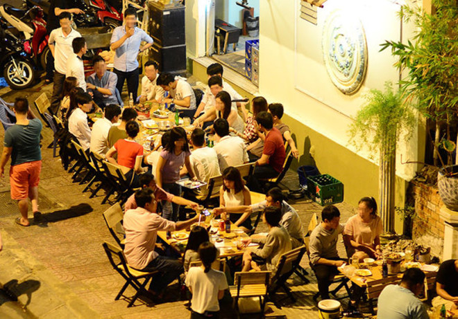 Những quán nhậu luôn chật kín người vào các buổi tối tại Sài Gòn