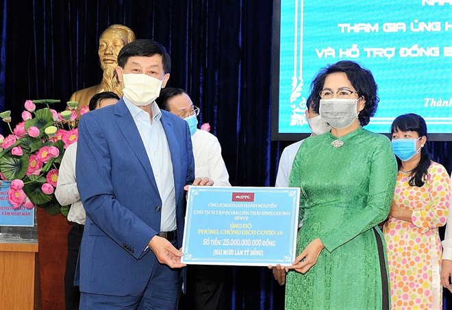 Ông Johnathan Hạnh Nguyễn trao biểu trưng ủng hộ 25 tỉ đồng cho công tác phòng chống dịch Covid-19 tới bà Tô Thị Bích Châu, Chủ tịch Ủy ban MTTQ Việt Nam TP.HCM Ảnh: Quốc Thanh