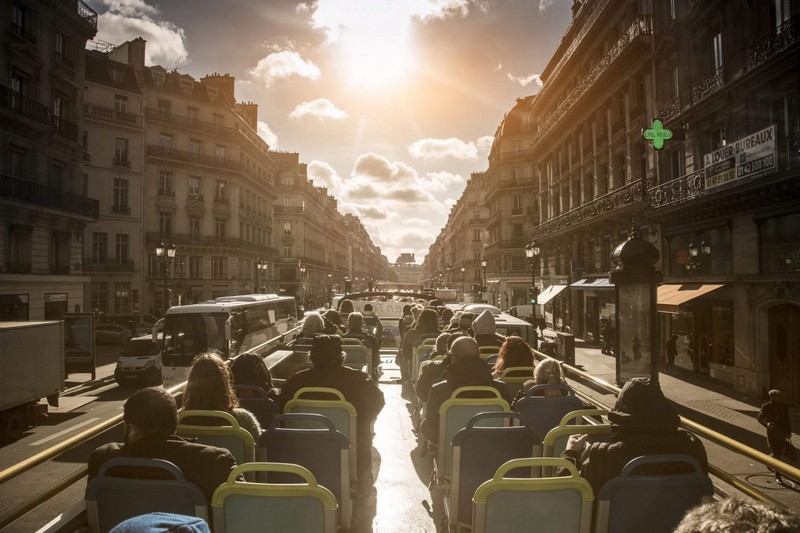 Paris cấm xe buýt du lịch vào trung tâm thành phố: