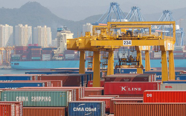 Kinh tế Hàn Quốc suy thoái lần đầu tiên trong 17 năm khi mà xuất khẩu suy giảm do đại dịch Covid-19.