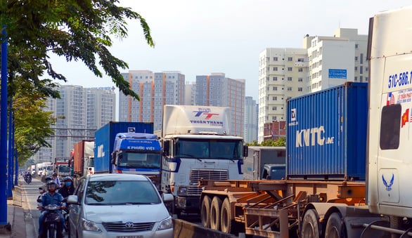 Xe container xếp hàng dài trên đường Đồng Văn Cống vào cảng Cát Lái, quận 2, TP.HCM - Ảnh: 