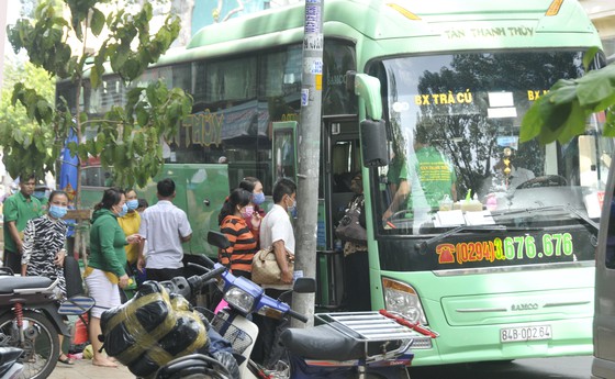 Xe đón khách trên đường Trần Phú, quận 5. Ảnh: CAO THĂNG