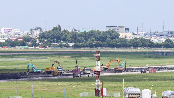 Đường băng sân bay Tân Sơn Nhất đang được sửa chữa - Ảnh: 