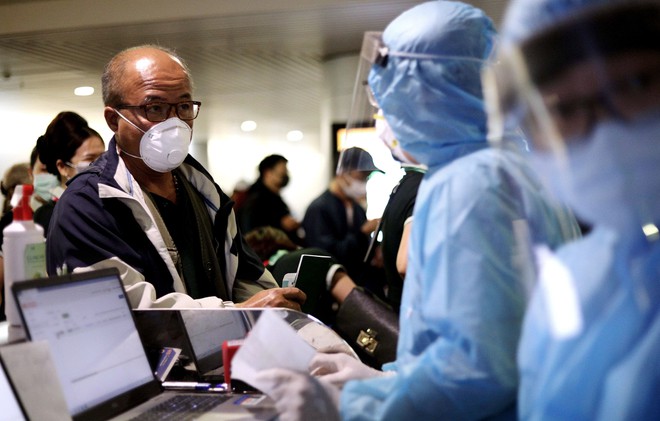Lực lượng chức năng kiểm tra y tế tại sân bay Tân Sơn Nhất, TP.HCM.